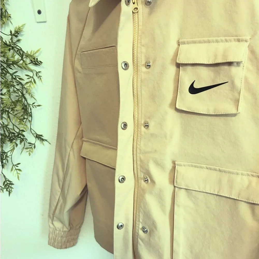 NWT💛Nike Sportswear Swoosh Women's Woven Jacket Size XS Tan - Picture 3 of 7